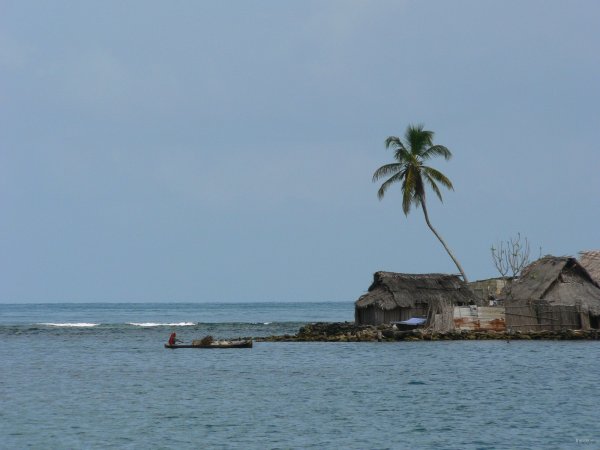 76- Femme kuna en cayuco a Mulatupu 